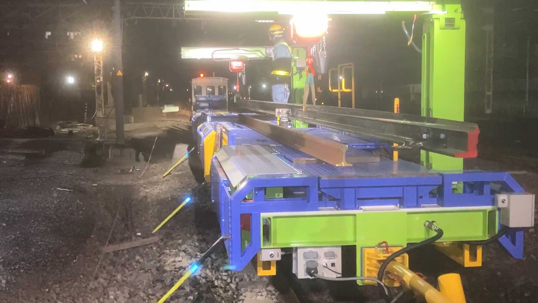 両側レール積卸装置搭載型多目的運搬台車（AshuraXⅡ）の様子