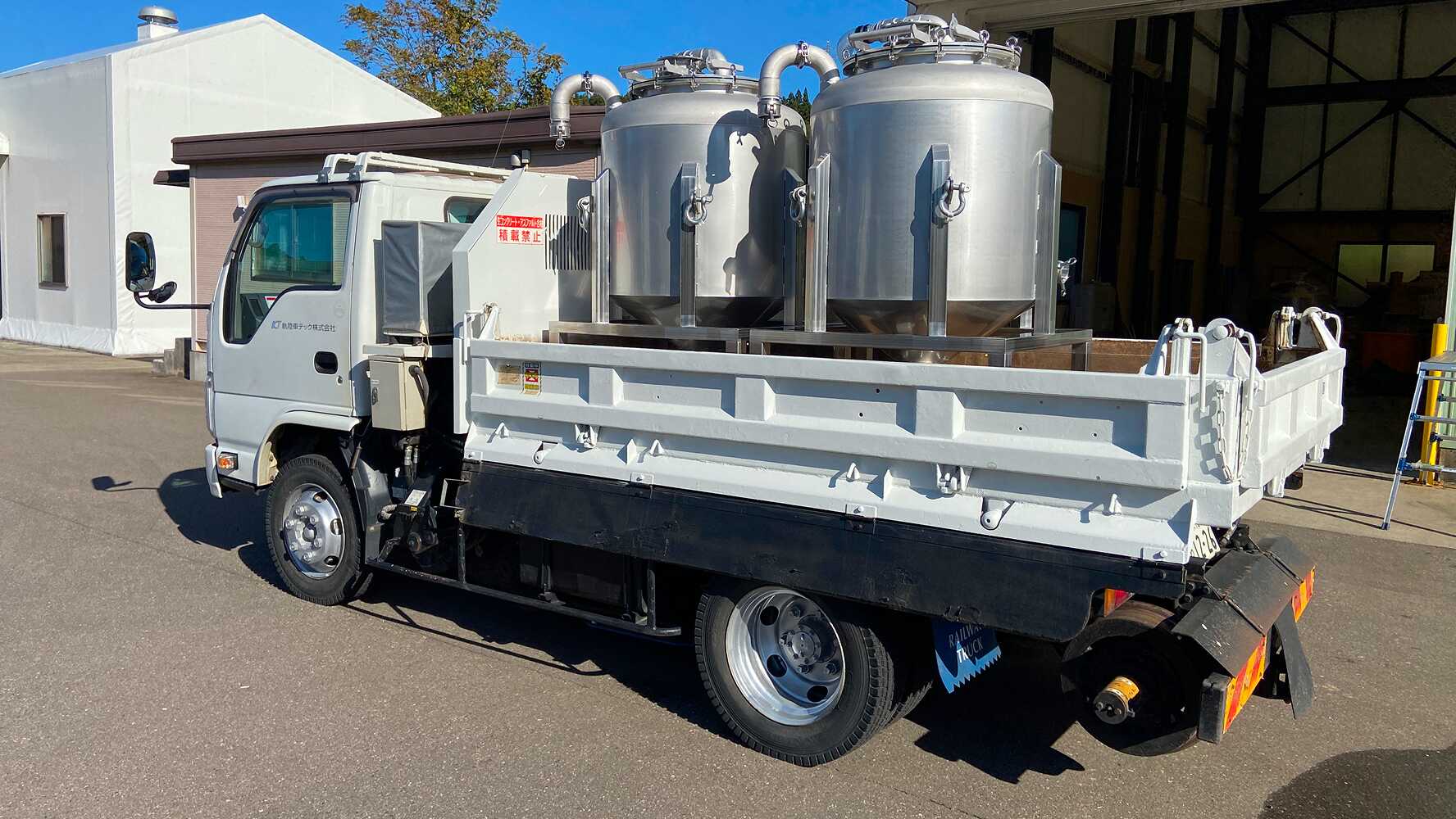軌陸車搭載型バキュームユニットの様子
