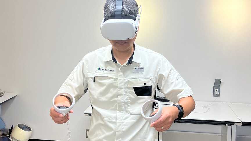 VRを活用した労働災害の疑似体験の様子