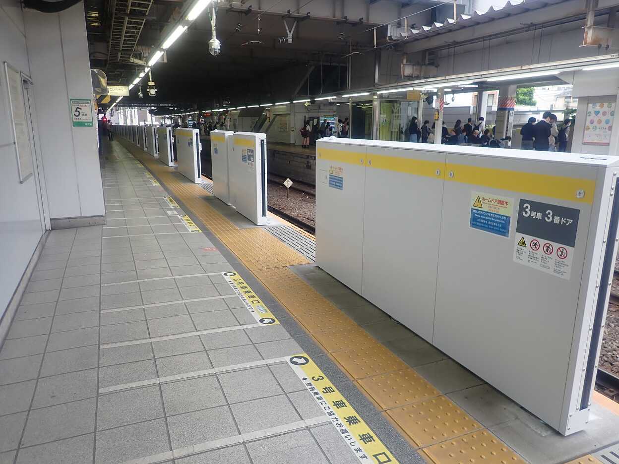 ホームドア新設に伴う乗降場改良工事の風景