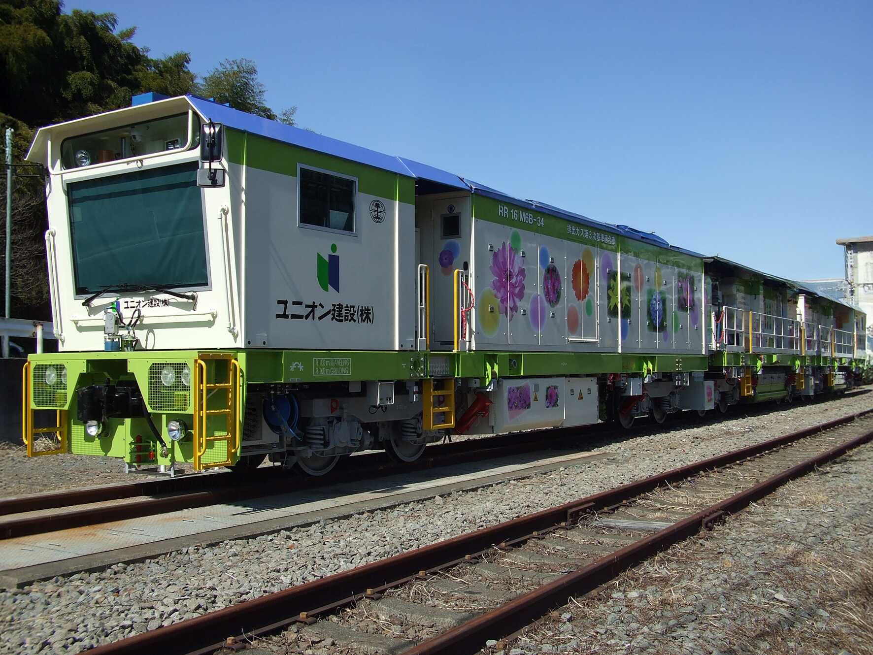 大型機械レール削正車による施工の風景