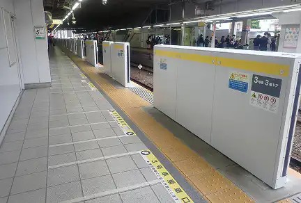 ホームドア新設に伴う乗降場改良工事の様子