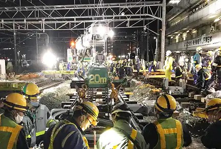 分岐器敷設工事の様子