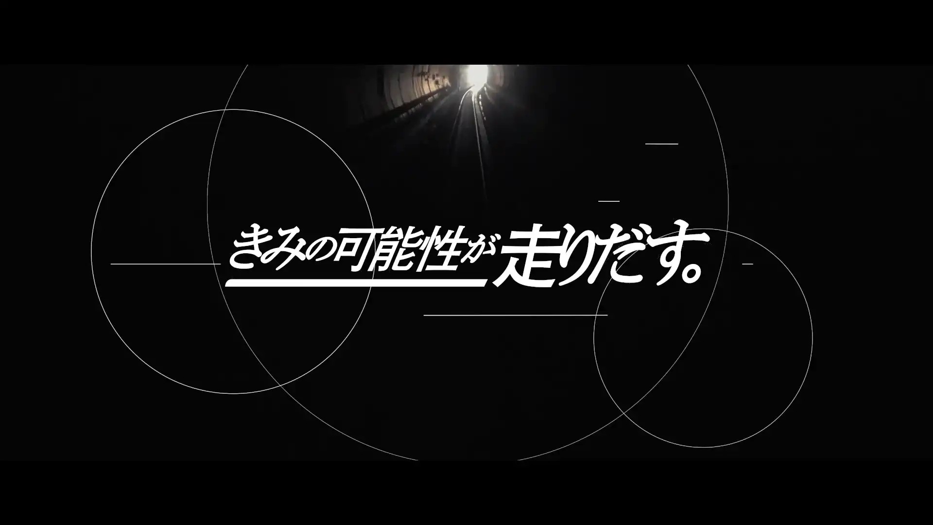 複数のユニオン建設作業員が線路上に立っている風景