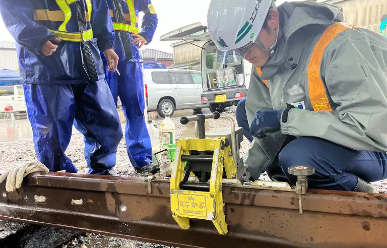 レール加工穴あけ